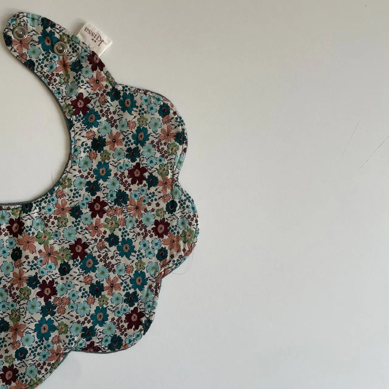 Flower-shaped bib from the selected collection — photo 12