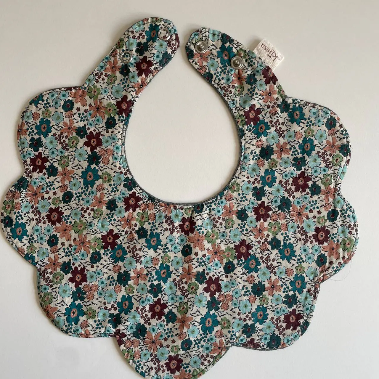 Flower-shaped bib from the selected collection — photo 2