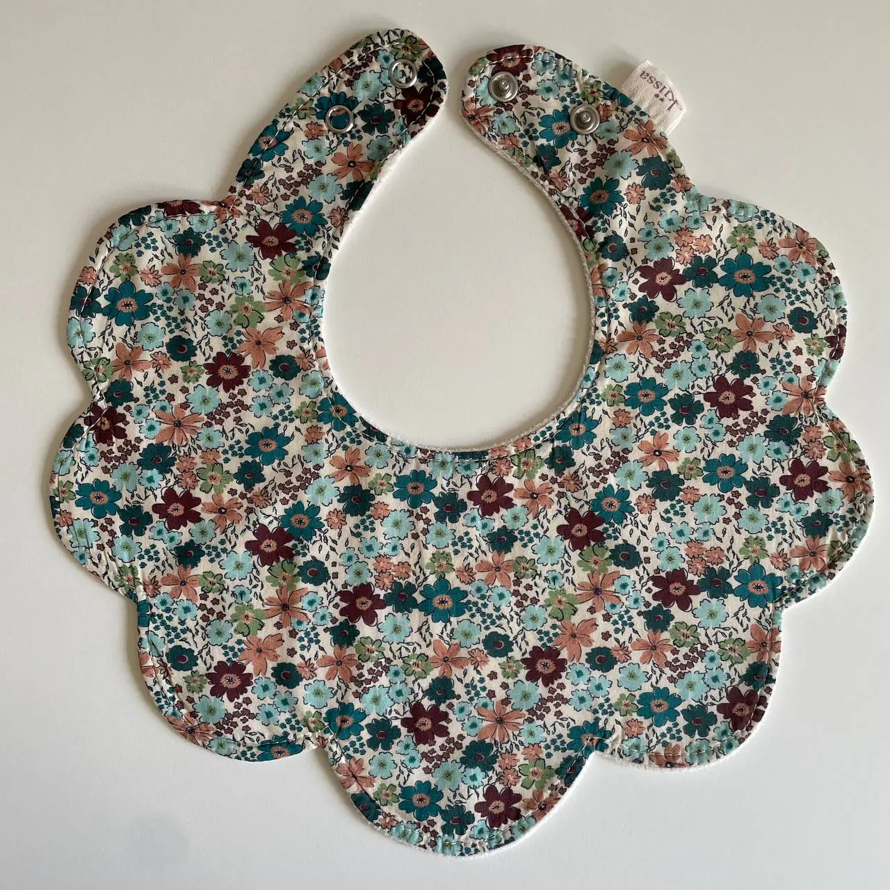 Flower-shaped bib from the selected collection — photo 4