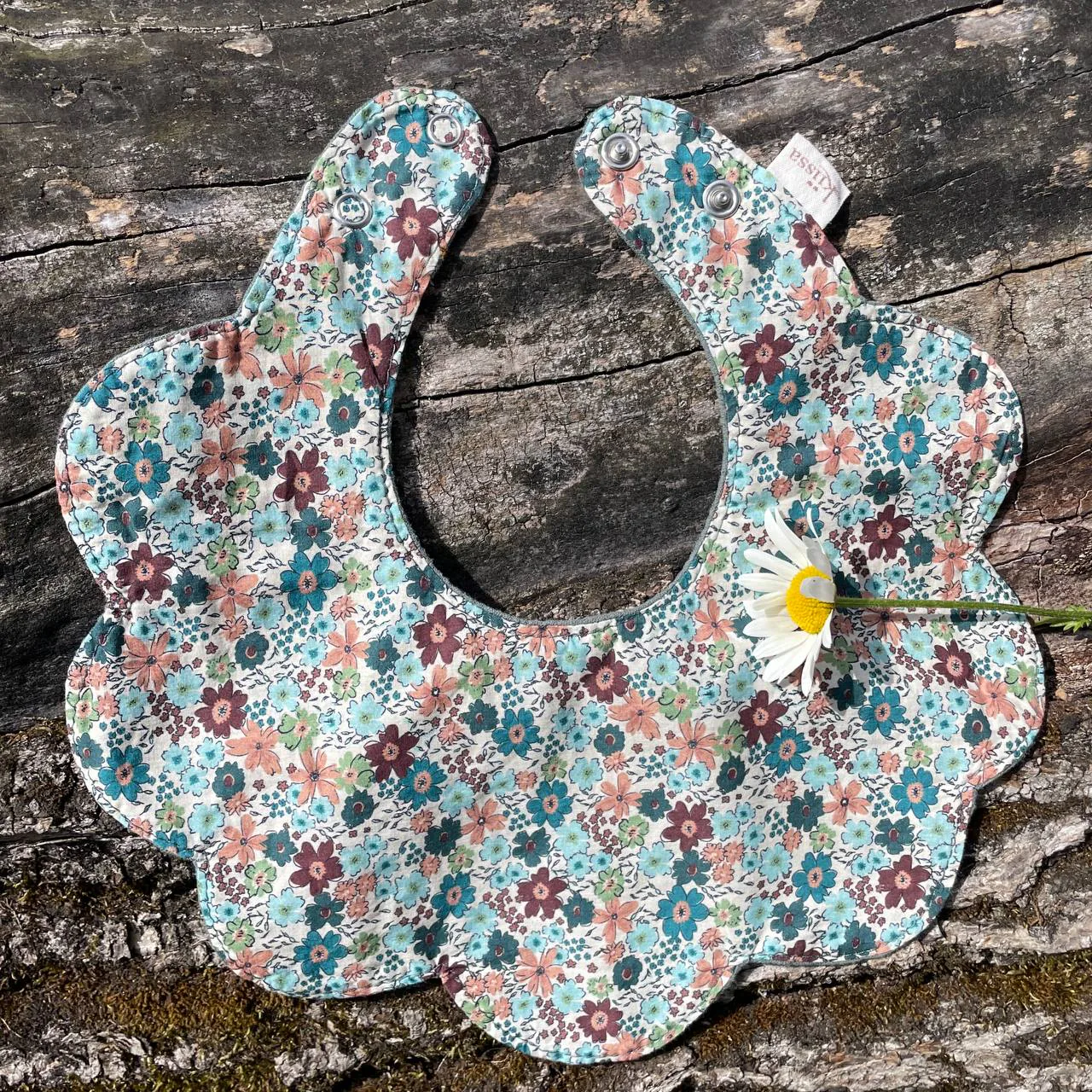 Flower-shaped bib from the selected collection — photo 5
