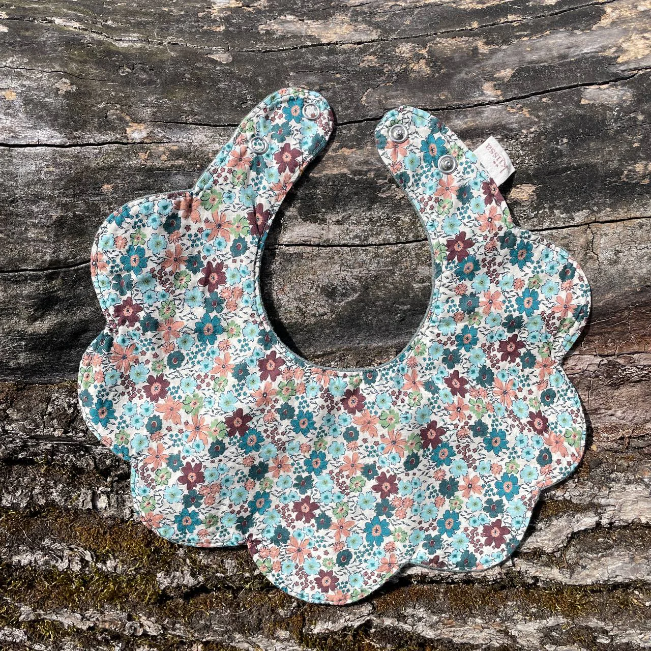 Flower-shaped bib from the selected collection — photo 8