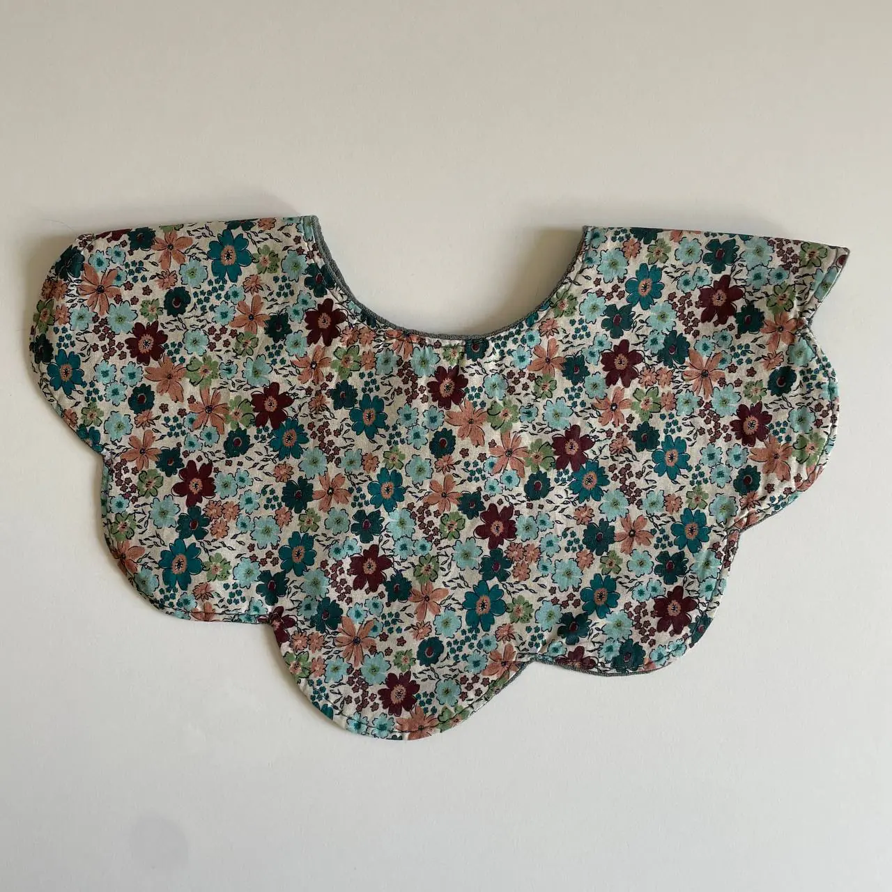 Flower-shaped bib from the selected collection — photo 14